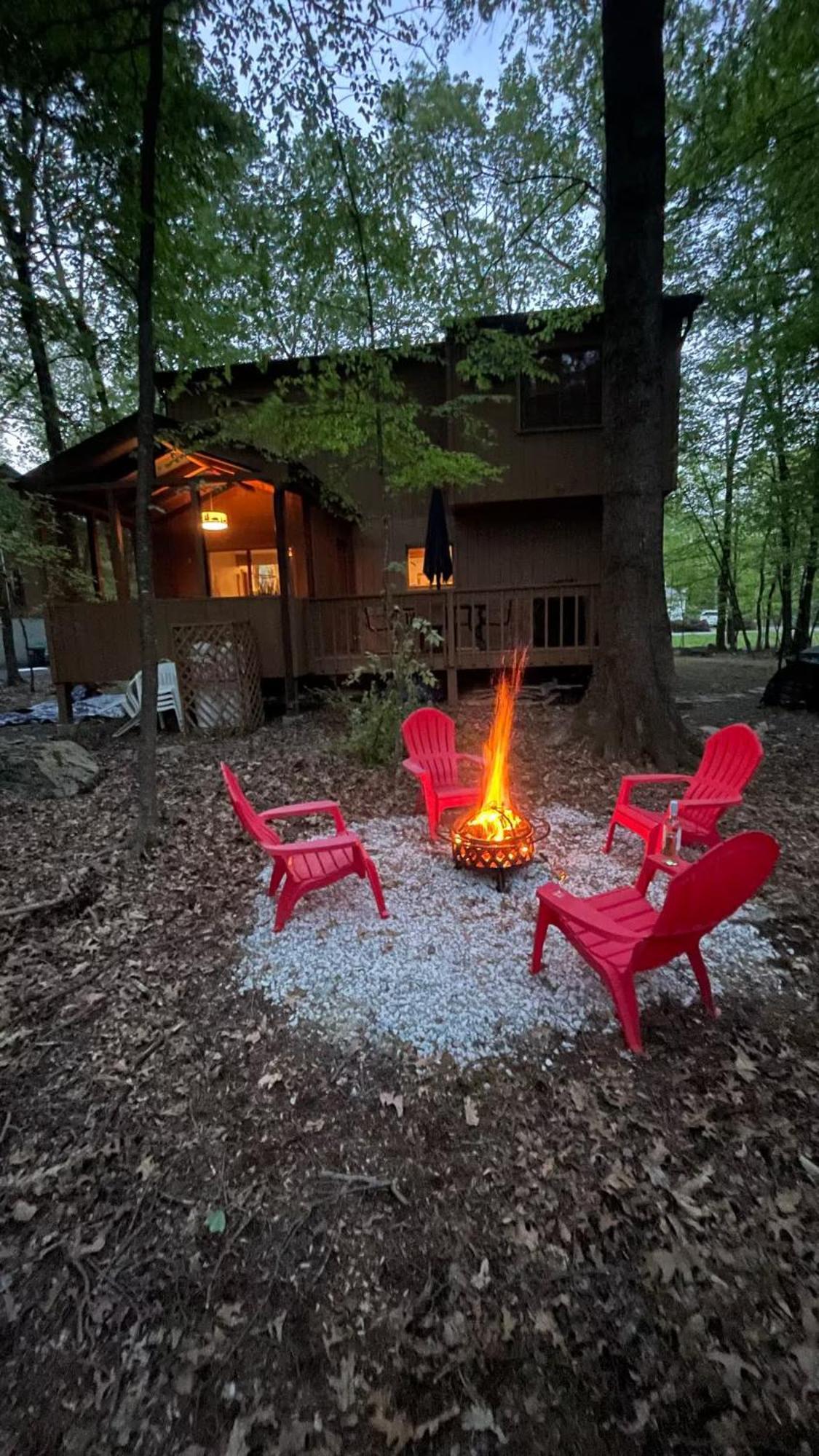 Cozy Cabin At Poconos With Hot Tub And Fire Pit 이스트스트로즈버그 외부 사진
