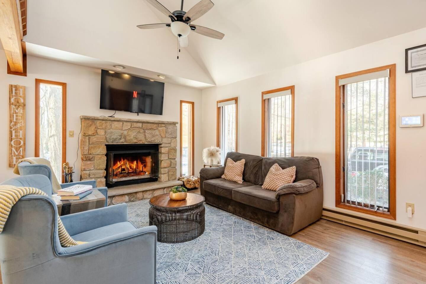 Cozy Cabin At Poconos With Hot Tub And Fire Pit 이스트스트로즈버그 외부 사진