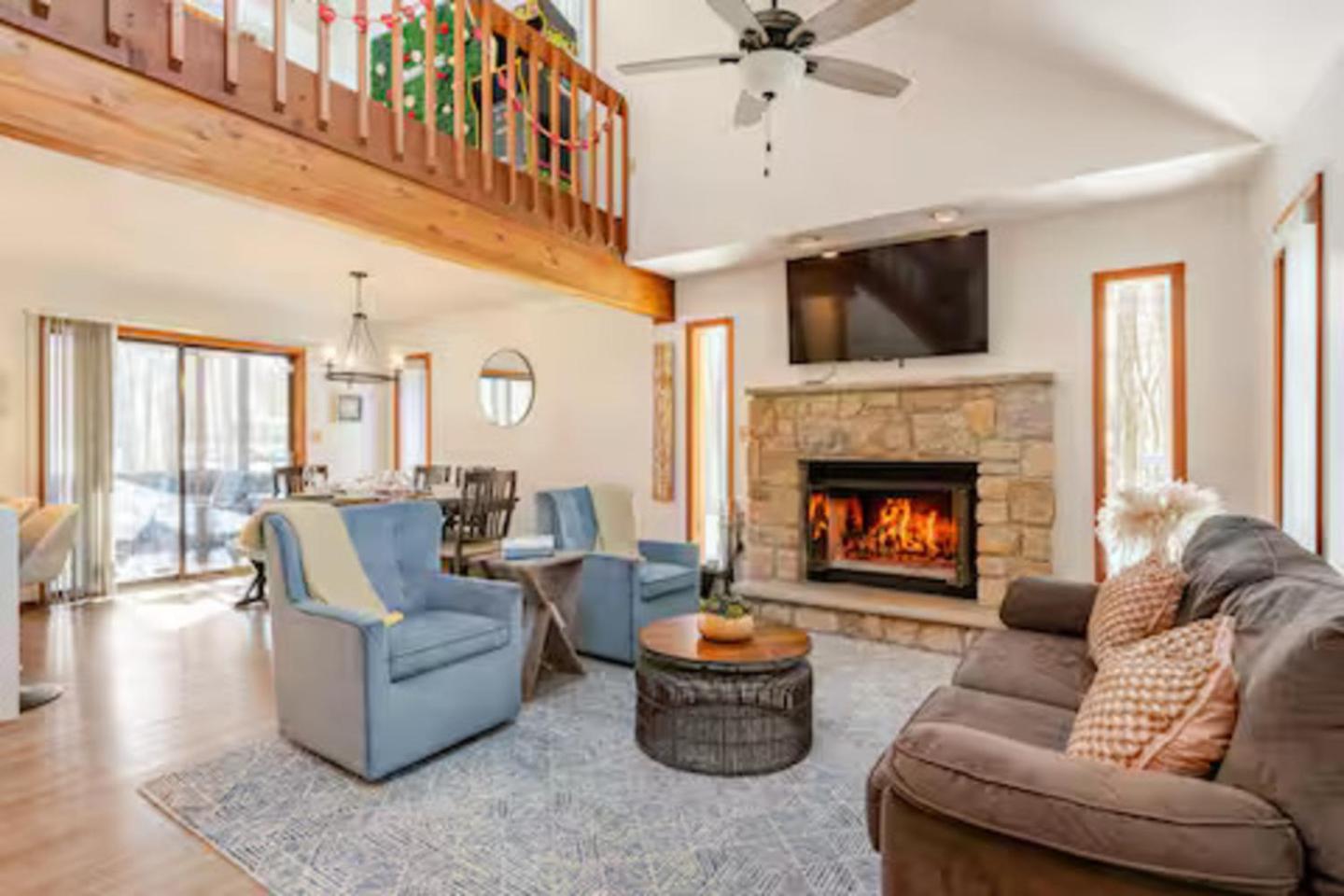 Cozy Cabin At Poconos With Hot Tub And Fire Pit 이스트스트로즈버그 외부 사진